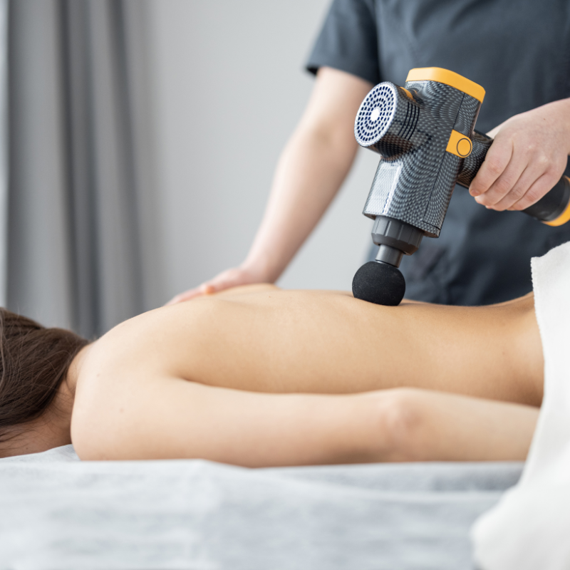 Massagegerät in Gebrauch zur Entspannung und Linderung von Muskelverspannungen