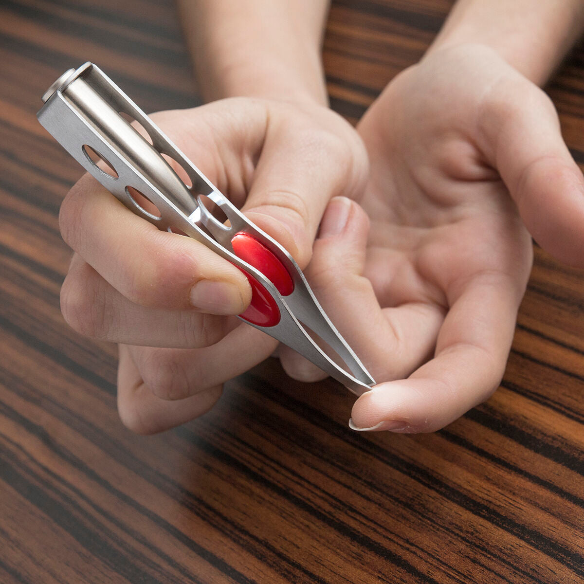 Hair Removal Tweezers with LED Lezers InnovaGoods-CA International